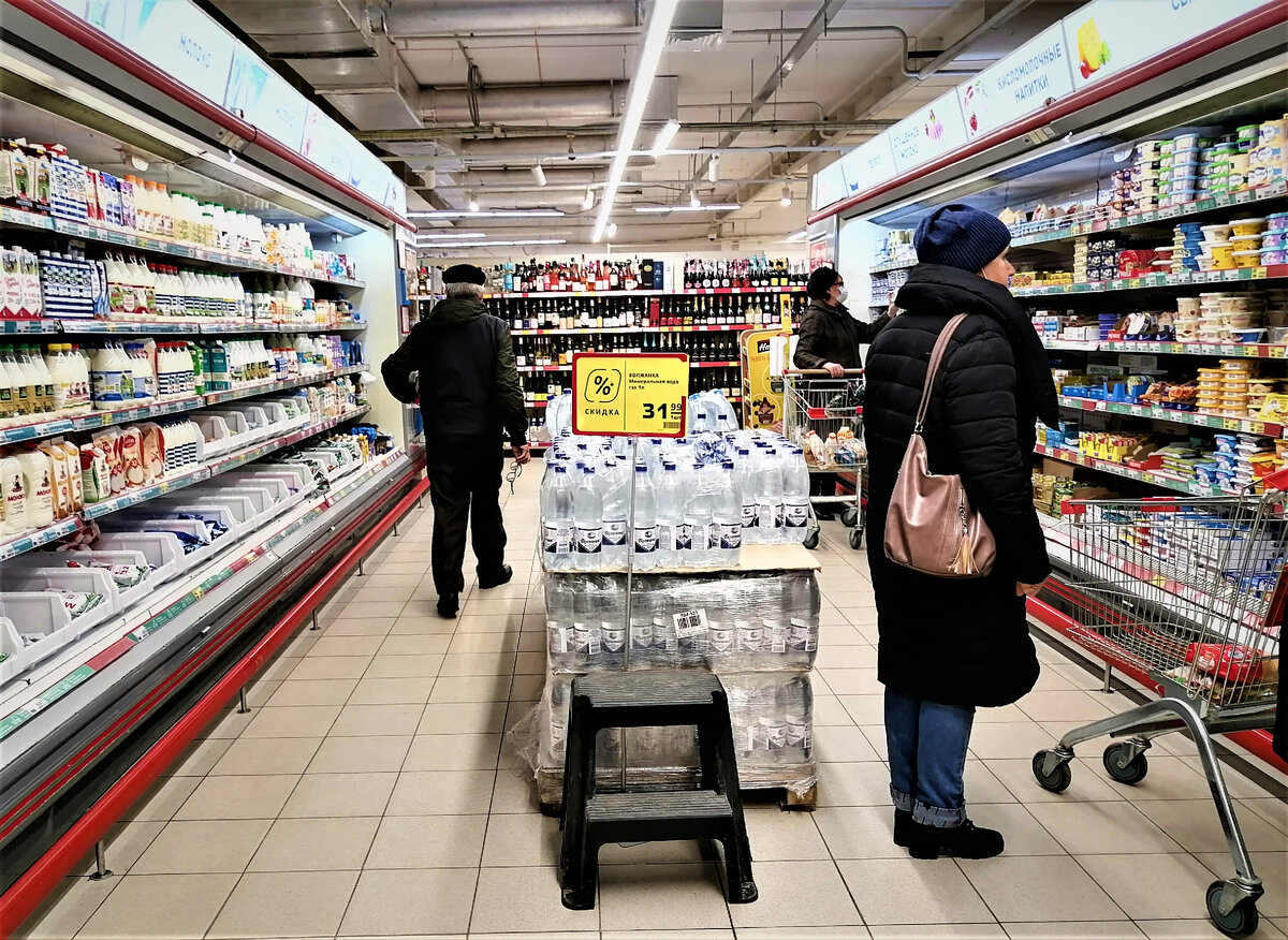 Полки все заставлены разнообразными продуктами