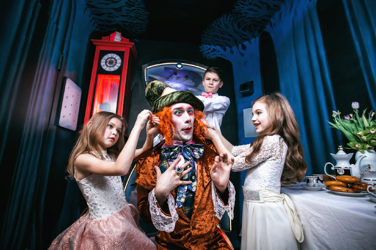 Квест «Алиса в Стране Чудес» от Взаперти.