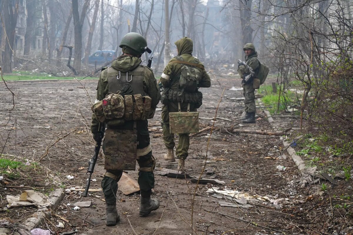 Военнослужащие НМ ДНР в кварталах, примыкающих к заводу "Азовсталь" в Мариуполе. © РИА Новости / Михаил Андроник