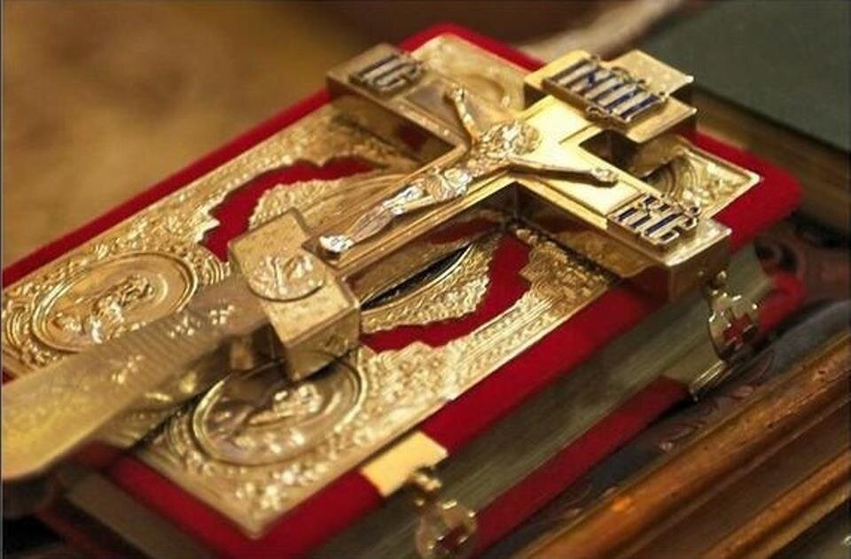 Напрестольный крест и Евангелия