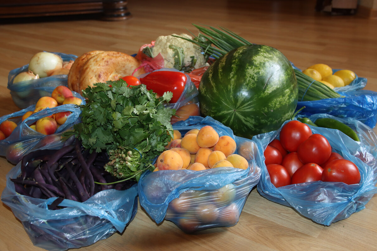 Такая гора фруктов и овощей здорово украшает холодильник 😀