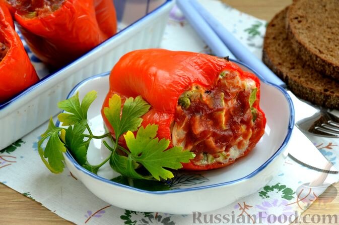 Перец, фаршированный курицей и сыром