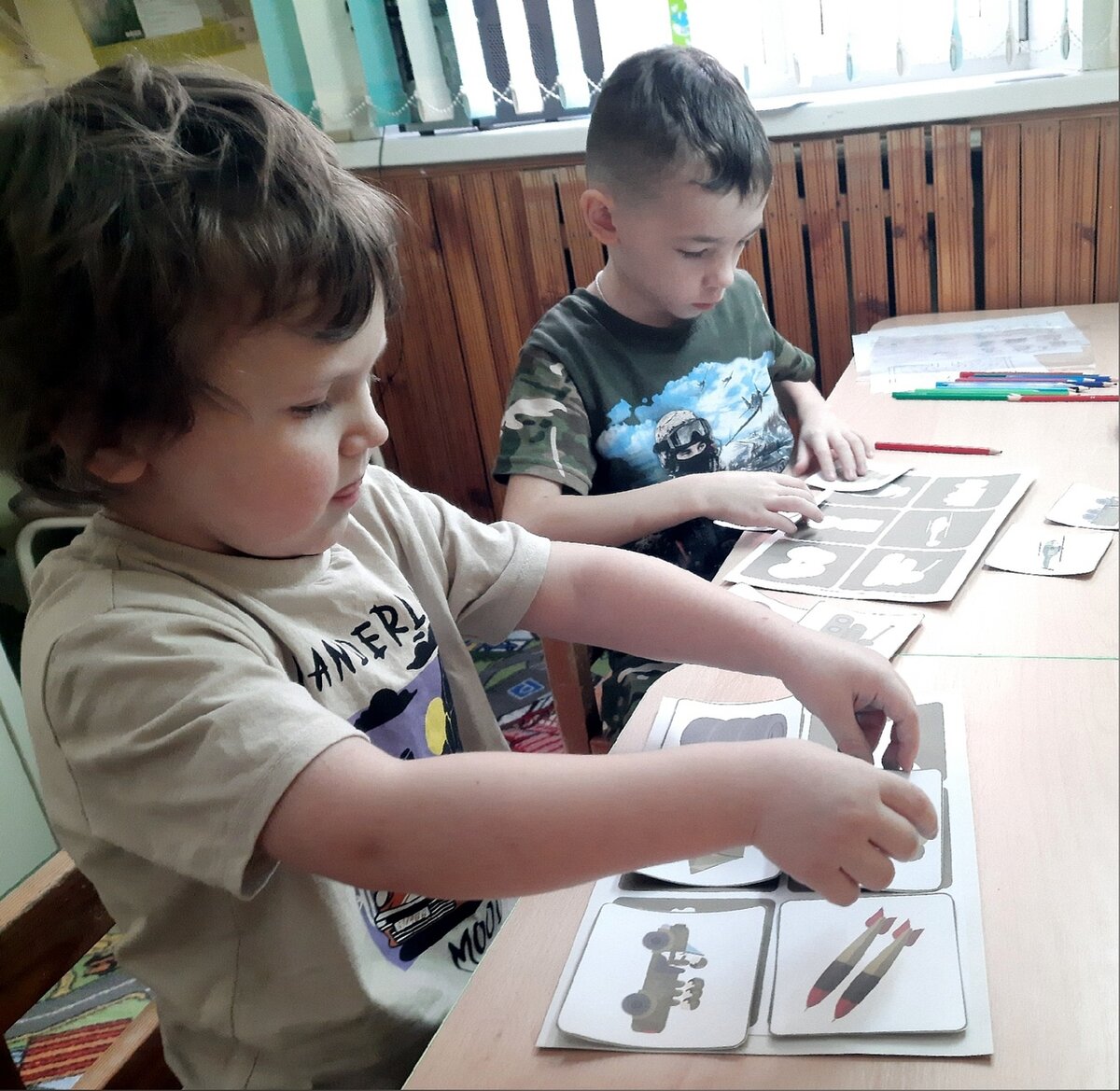 настольная игра "Найди тень. Военные атрибуты"