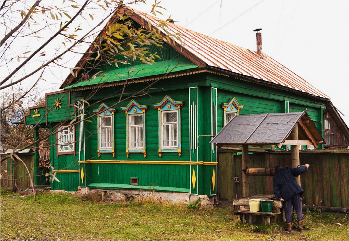 Старое зеленое. Зеленый деревенский дом. Зеленый деревянный дом старый. Традиционный деревенский дом. Зеленый деревенский домик.