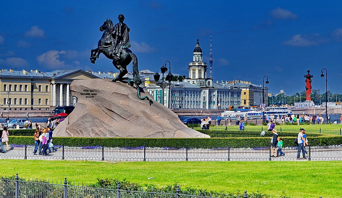 Сенатская площадь. Вид на противоположный берег Невы. Фото из открытых источников.