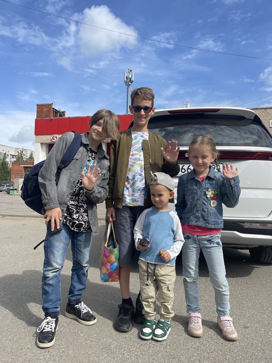 Разновозрастная банда готова тусить