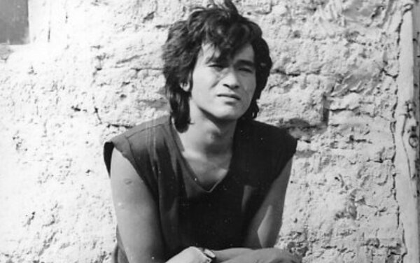 Виктор Цой, помимо музыки, ещё и очень любил рисовать, а также вырезать по дереву. Кадр © "Игла". Режиссёр Рашид Нугманов, сценарист Александр Баранов, Бахыт Килибаев / Kinopoisk.ruatomic:embed 2
