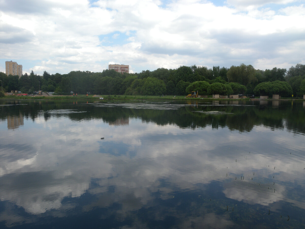 это фотография с прошлого года, когда еще в парке был ремонт, в этом году все тоже самое, только строительной техники уже нет 
