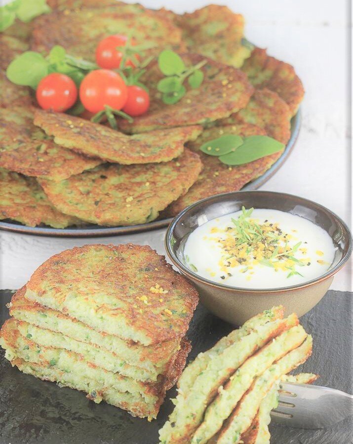 "Где ты берёшь такие рецепты?"- удивляется мой муж пробуя получившиеся кабачково картофельные блинчики. Блинчики из кабачков с картофелем, такое необычное сочетание.-2