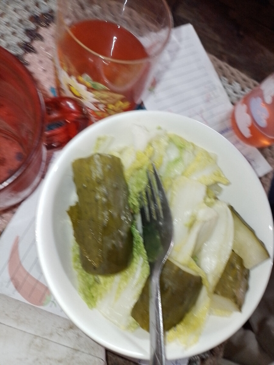 Угостили солёной (засоленной) пекинской капустой и домашними малосольными огурцами. Мне вообще, вместе с обувью и пол-огорода отдали 😂. 