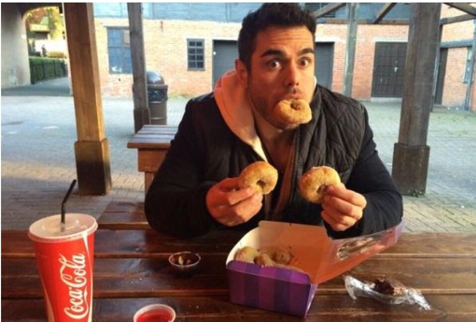 Есть предположение, что это фото сразу после взвешивания. Кстати, после такого стресса для организма, сразу налегать на жирную и сахарную пищу очень опасно. Не думаю, что Росс при его опыте не в курсе. Скорее всего, это либо шуточное фото, либо сильно позже окончания эксперимента. | Фото: fb.ru 