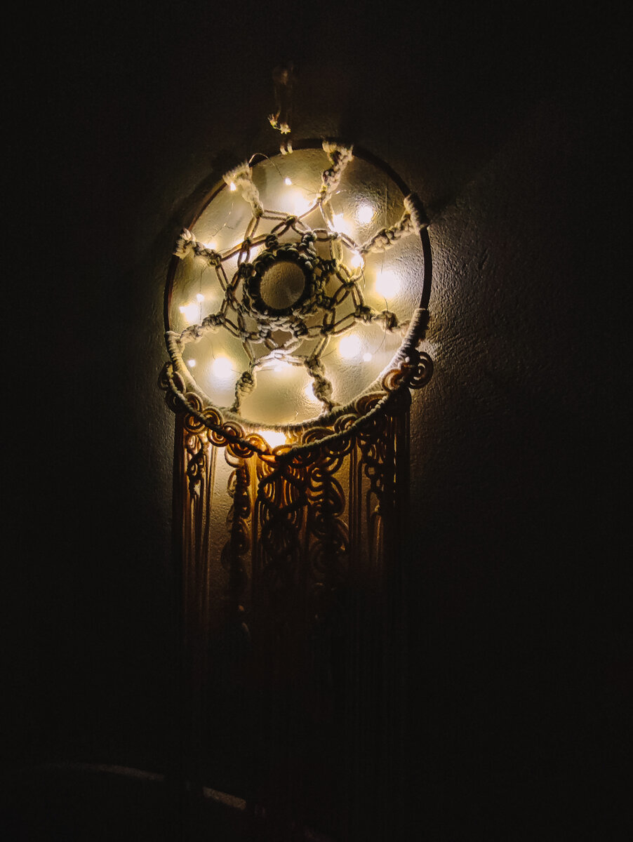 Ловец снов в моей спальне дополнен гирляндой. 