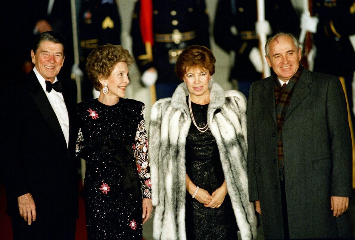 Рональд и Нэнси Рейган, Раиса и Михаил Горбачевы. Декабрь 1987 года/ © AP