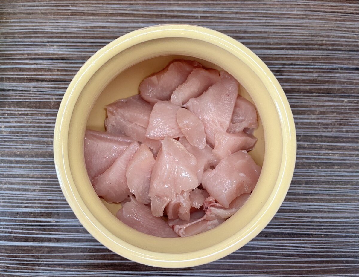 Куриное филе нарезаем и укладываем в горшочкки