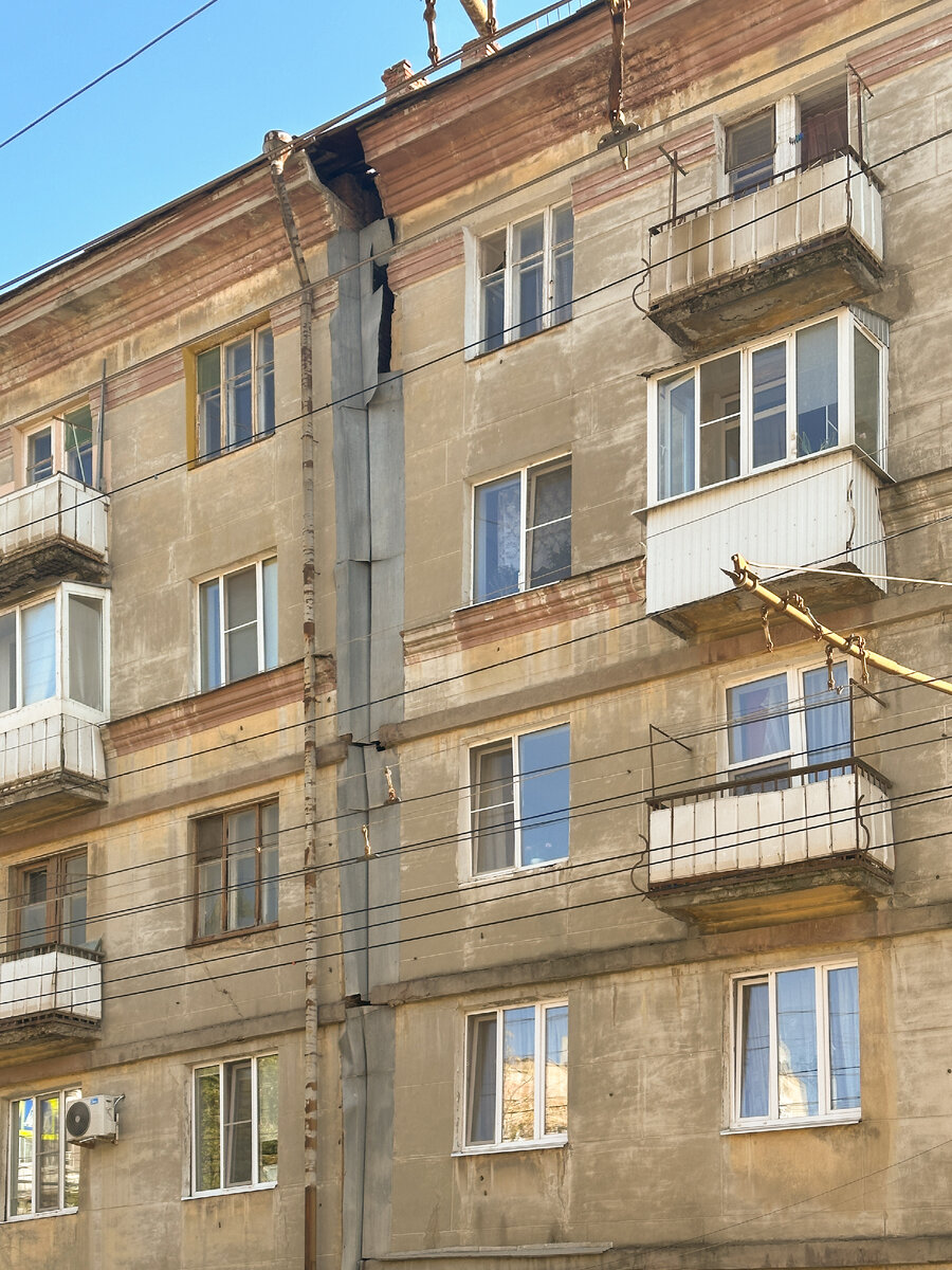 Дом расколот на две части