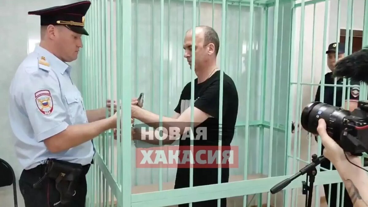     Абаканский городской суд ликвидировал интернет-журнал «Новый фокус». Главред издания Михаил Афанасьев отбывает тюремный срок по делу о распространении фейков о ВС РФ.