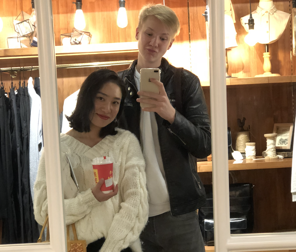 А это я со своей подругой китаянкой. Оба ходим в линзах для зрения