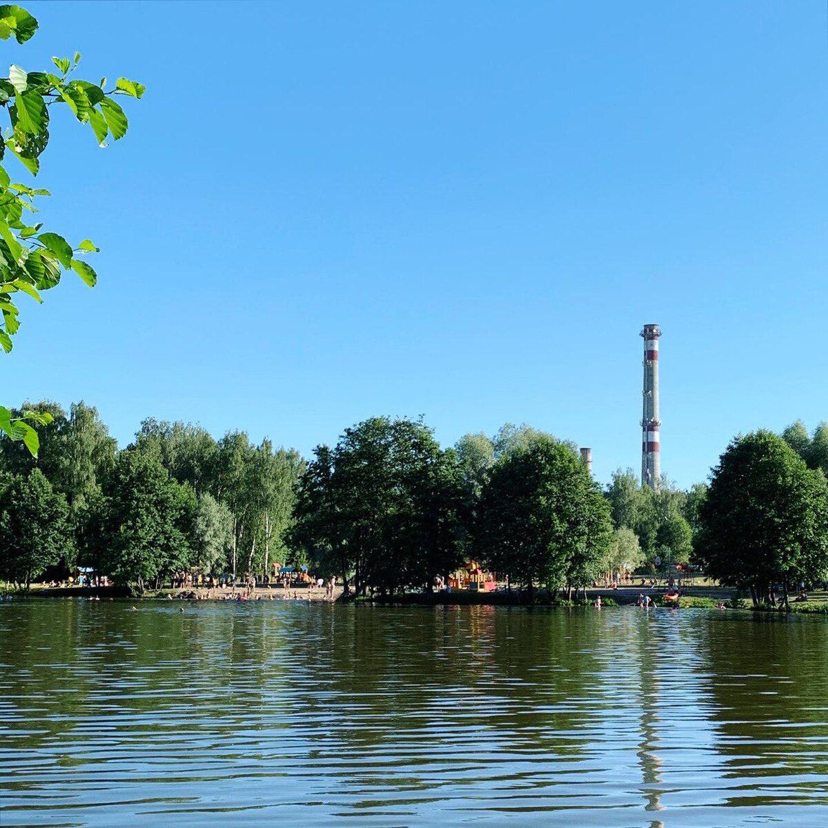 Вид на пляж и трубы ТЭЦ с набережной «бассейна»