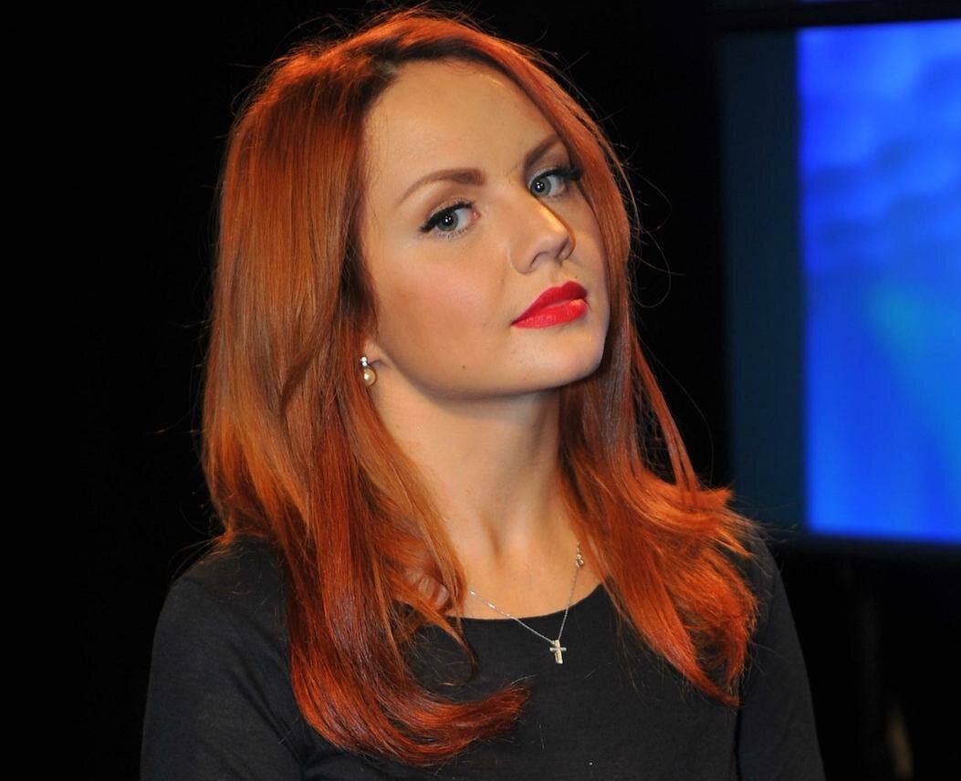 Об этом сообщает Mash. Марине Максимовой становится хуже, она всё ещё на ЭКМО. По данным рентгена, правое лёгкое у артистки перестаёт работать, там увеличиваются кисты и полости. Из-за начавшихся осложнений органу не помогает даже ИВЛ. 

Проблемы с работой лёгких сказались и на сердце. У певицы увеличены левые отделы сердца, что говорит о левожелудочковой недостаточности.