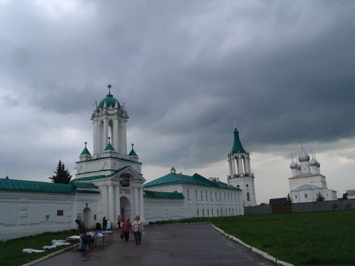 Вход в монастырь