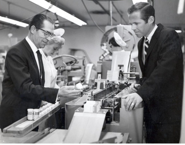 Я наблюдаю как Доктор Стефан Тенкофф инспектирует продукцию на выходе с упаковочной линии. Буэна Парк, Калифорния.Цирка. 1965