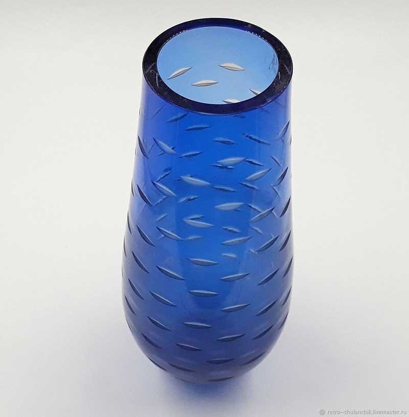 Современный дизайн интерьера и то, что было принято в Советском союзе – это небо и земля, совершенно разные подходы и концепции. Да и возможности, конечно, совсем иные, чем было ранее. Роскошь и комфорт в понимании человека того времени, ограничивались огромными и массивными сервантами, на полках которого, обязательно присутствовали хрусталь, чешское стекло, фарфоровые сервизы, керамические рыбки.