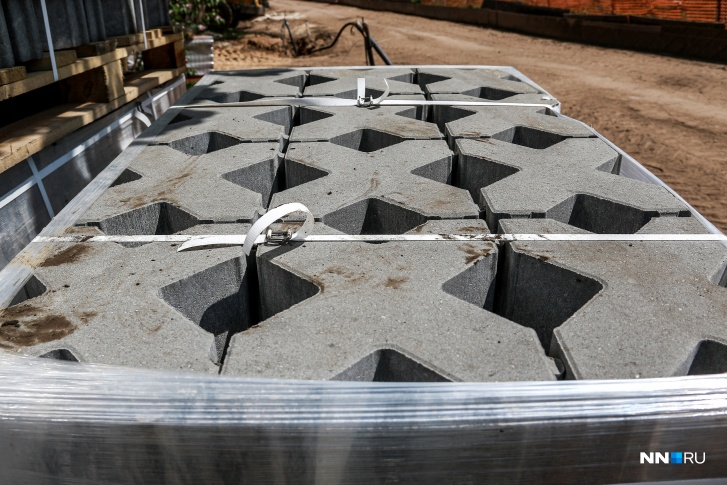 "До сих пор нижегородцы недовольны экобрусчаткой в Щёлоковском хуторе из-за неудобств при прогулке. Проектировщики обещают, что здесь ее заполнят не щебнем, а землей, и в ней будет посажена трава"