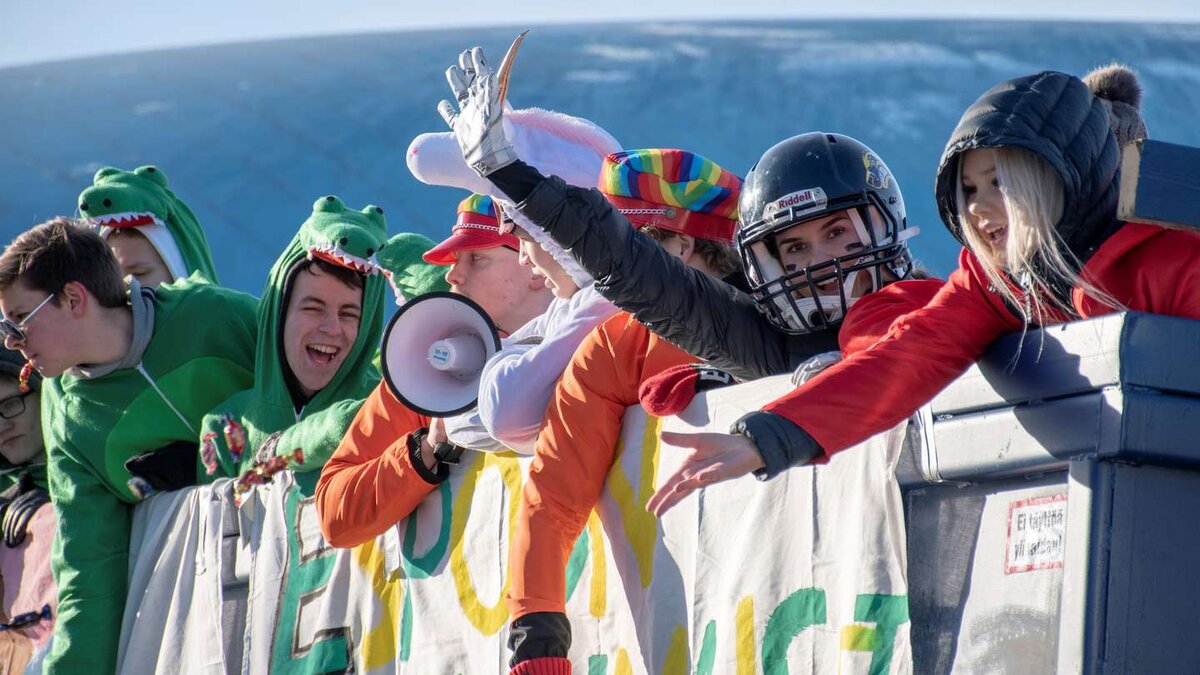 Выпускники в карнавальных костюмах в кузове машины