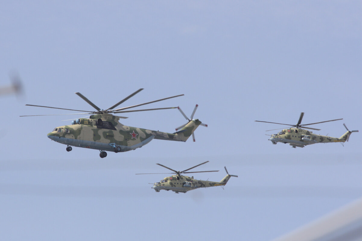Ми-26Т2 в сопровождении двух Ми-24