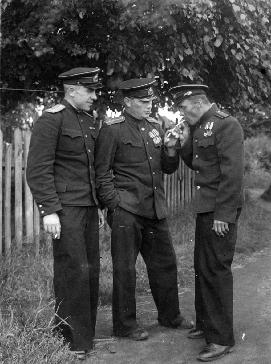 Лейтенант Э. Гептнер (в центре) с сослуживцами на берегу Финского залива. 1943 г.