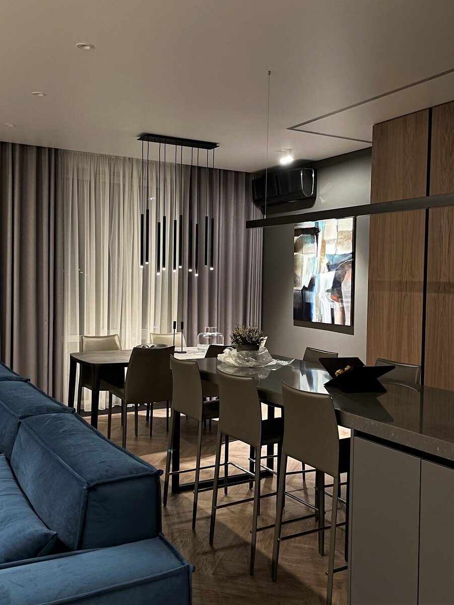 ЖК Кутузовский лайф. Столовая зона разделена на зону готовки и обеденную не только расположением мебели, но и сценарием освещения.