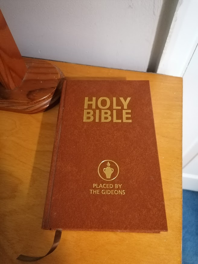 Вваливаюсь я замерзшая, усталая и сонная  в свой номер в 5 утра с 23-килограммовым чемоданом, который в отсутствие лифта пришлось тащить на себе по крутой узкой лестнице, и у двери меня встречает Библия. Какая забота. Лучше бы с чемоданом помогли :)