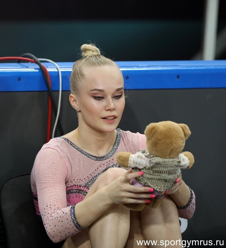Ангелина Мельникова рассматривает мишку, которого ей бросили с трибун. Мне кажется, что она довольна. Фото Елены Михайловой.