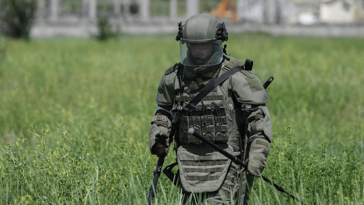    Сапер Международного противоминного центра Вооруженных сил РФ ищет мины и снаряды на бывших позициях ВСУ в Мариуполе© РИА Новости / Константин Михальчевский