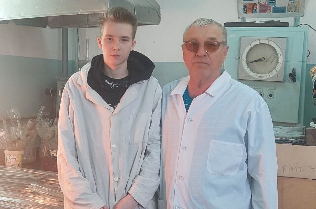    Фото: личный архив/ Нина ХудяковаЯков Алексеевич с внуком Евгением – единственные кварцедувы Тюмени.