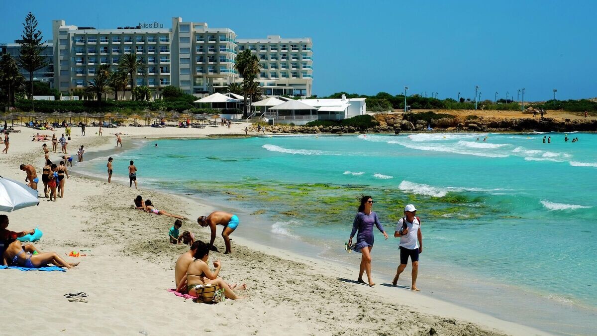    Популярный пляж Nissi Beach в Айя-Напе, Кипр© AP Photo / Petros Karadjias