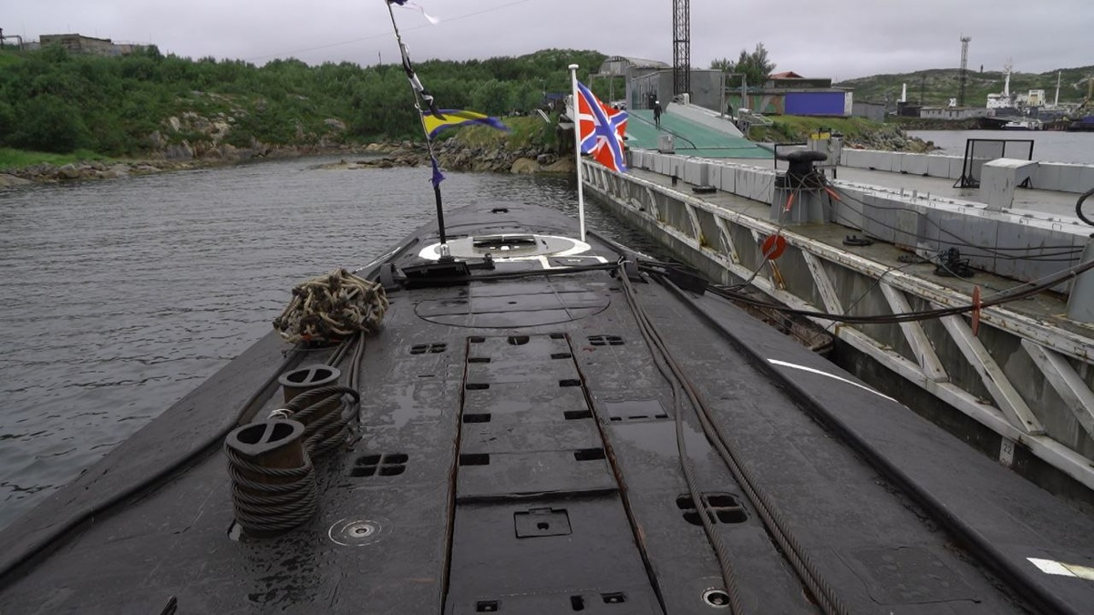  📷    41 год назад на атомной подводной лодке «Оренбург» подняли военно-морской флаг Марина Шарт