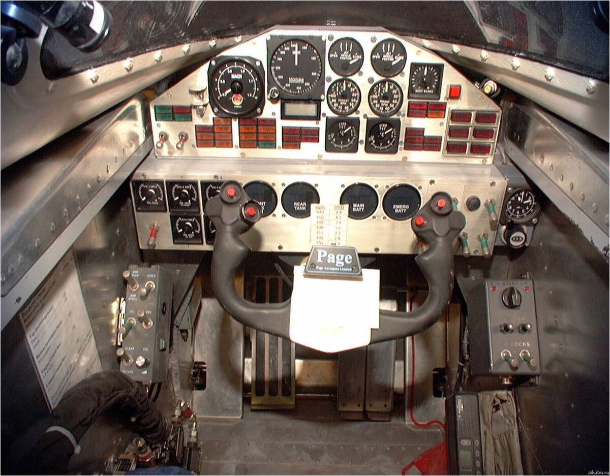 Вид изнутри кабины. Если бы водители сдавали на права в ТАКОМ авто, машин на улице было бы гораздо меньше!))