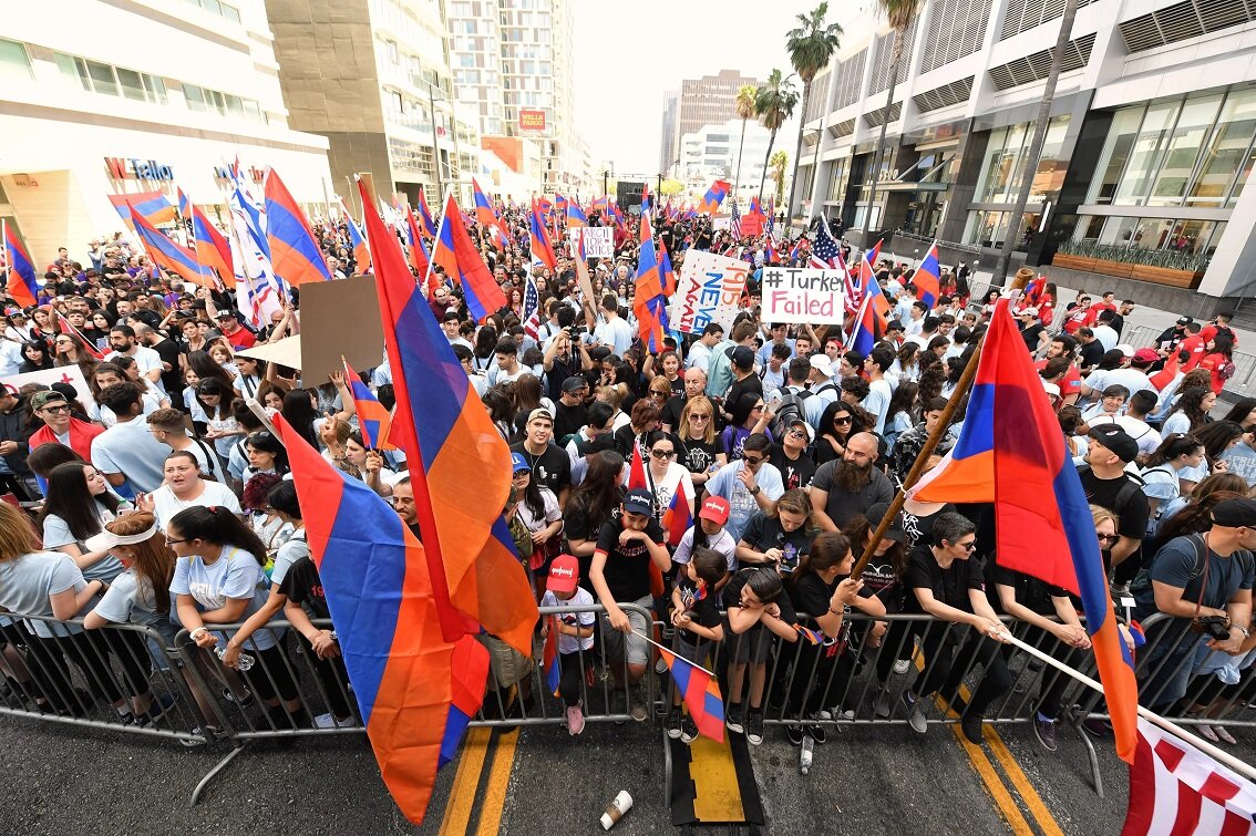Армянская диаспора на антитурецком митинге в День Геноцида армян в Османской Турции  (Лос-Анджелесе, штат Калифорния, США)