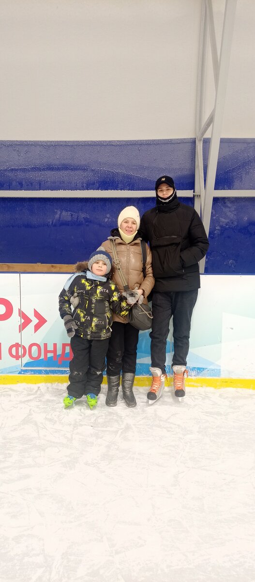 На катке с сыночками Андрюшей и Кирюшей