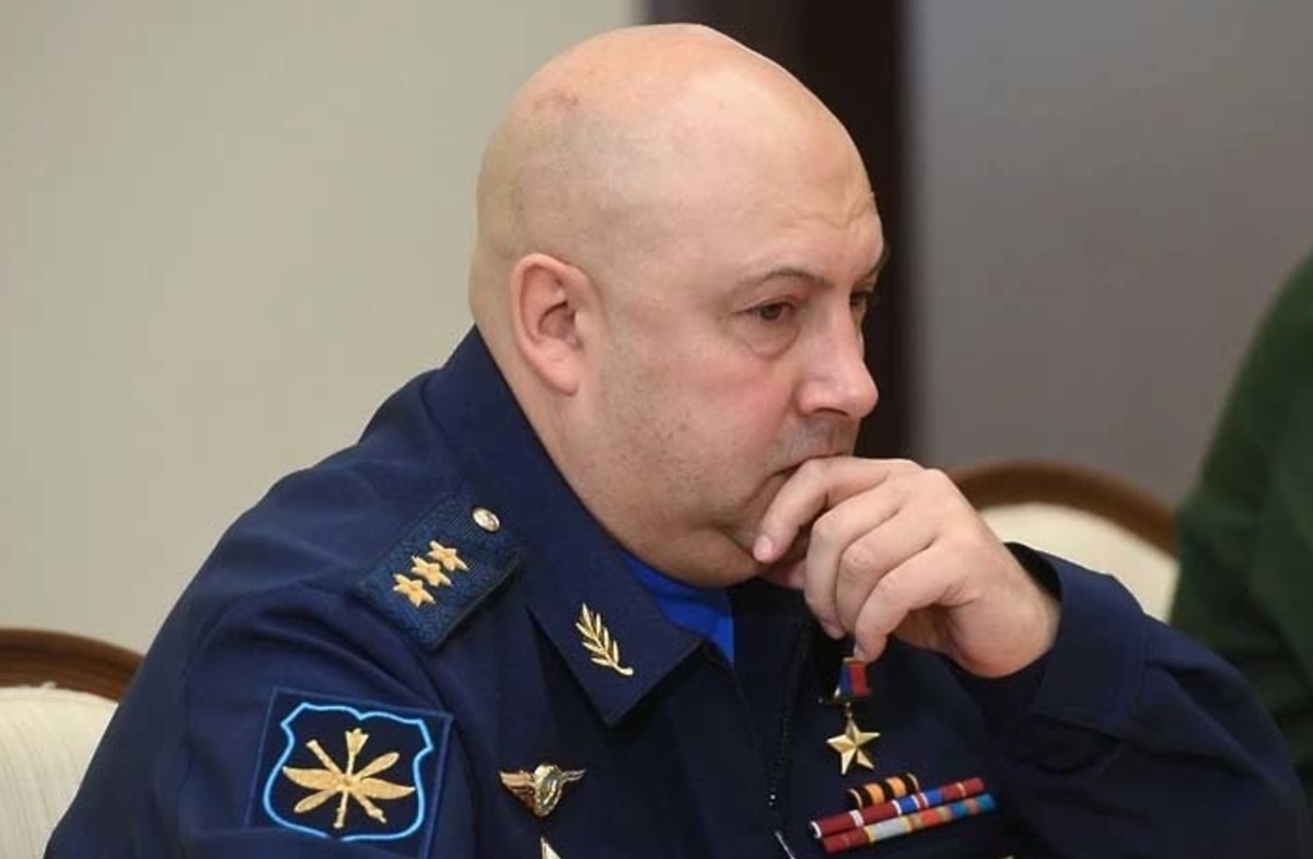    Россия на самом деле не ушла из Херсона, пояснил эксперт Алексей А.