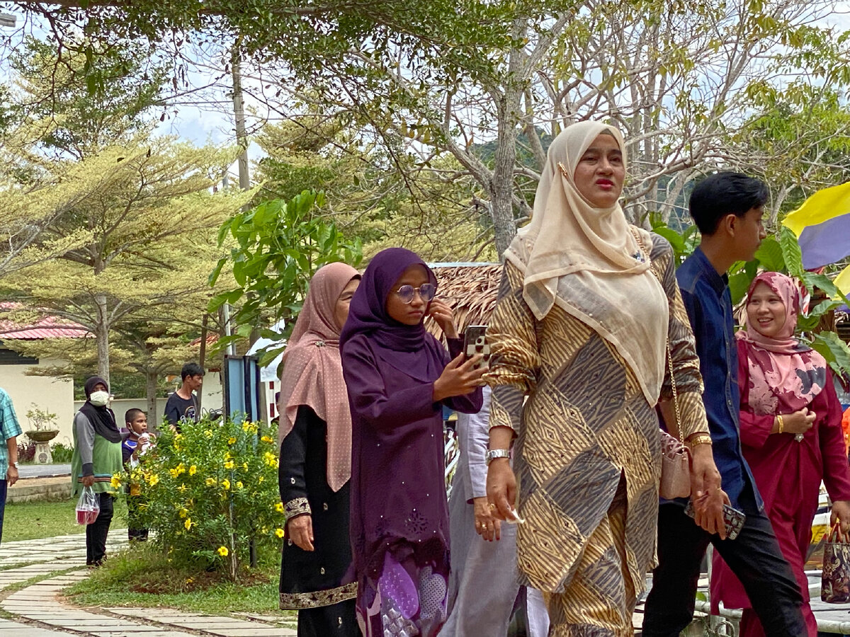 бОльшая часть населения Малайзии выглядит вот так, и жители исповедуют ислам