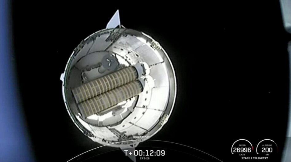 Камера на второй ступени Falcon 9 фиксирует вид грузового корабля Dragon, улетающего после выхода на орбиту. В негерметичной части багажника космического корабля виден набор свернутых одеял солнечных батарей.