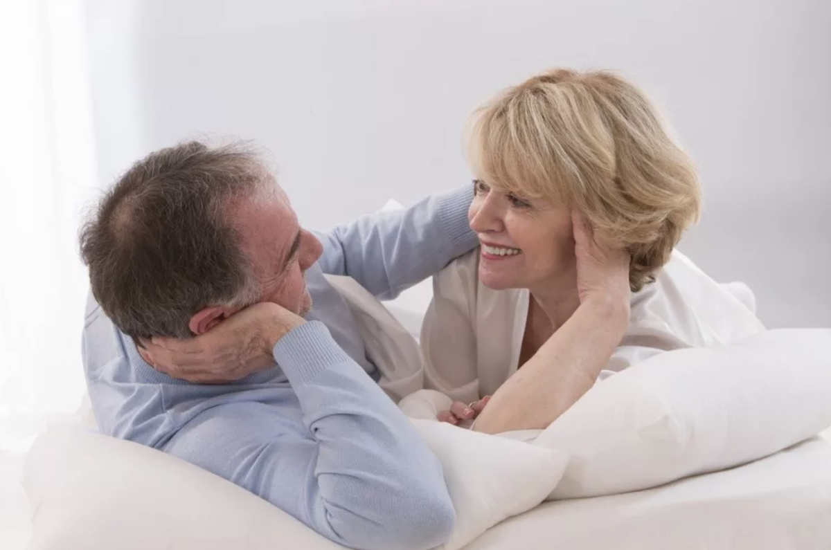 Пожилая женщина изменила. Геронтофилия gerontophilia. Пожилые люди поссорились. Пожилая женщина изменила. Женщина старше.