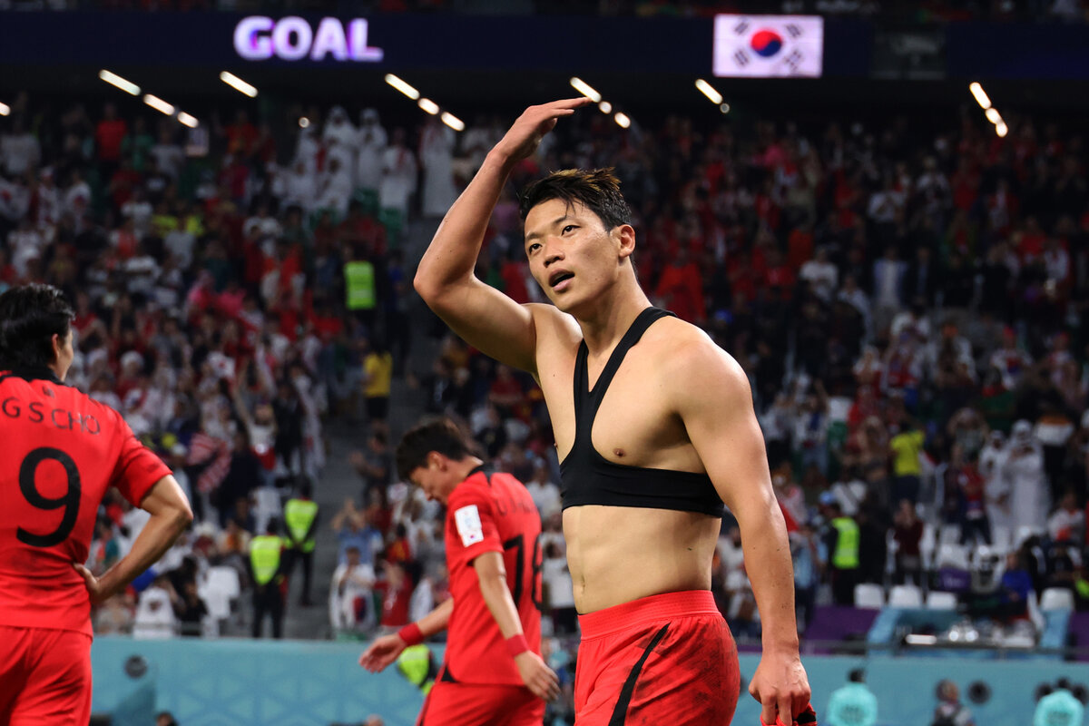 Хван Хи Чан сексуально празднует победу после забитого мяча.