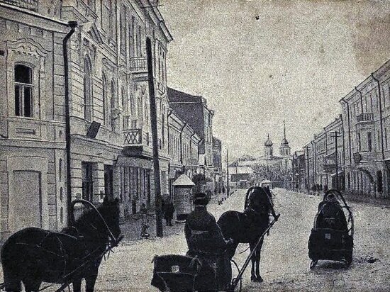     Октябрьская улица, источник: Псков, Гдов, Изборск, Остров на старых открытках 1925 года. Типография "Красной газеты", Ленинград. Фонтанка, 57