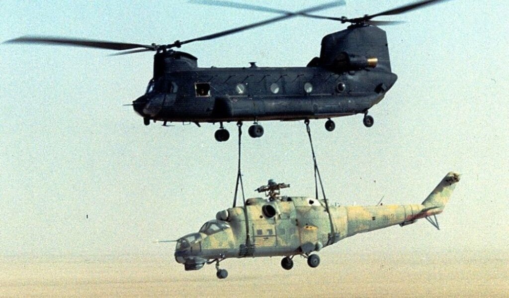 Источник фото: https://www.arms-expo.ru/news/aviation-and-space/operatsiya-pik-nadezhdy-kak-tsru-vykralo-mi-25-iz-chada-/