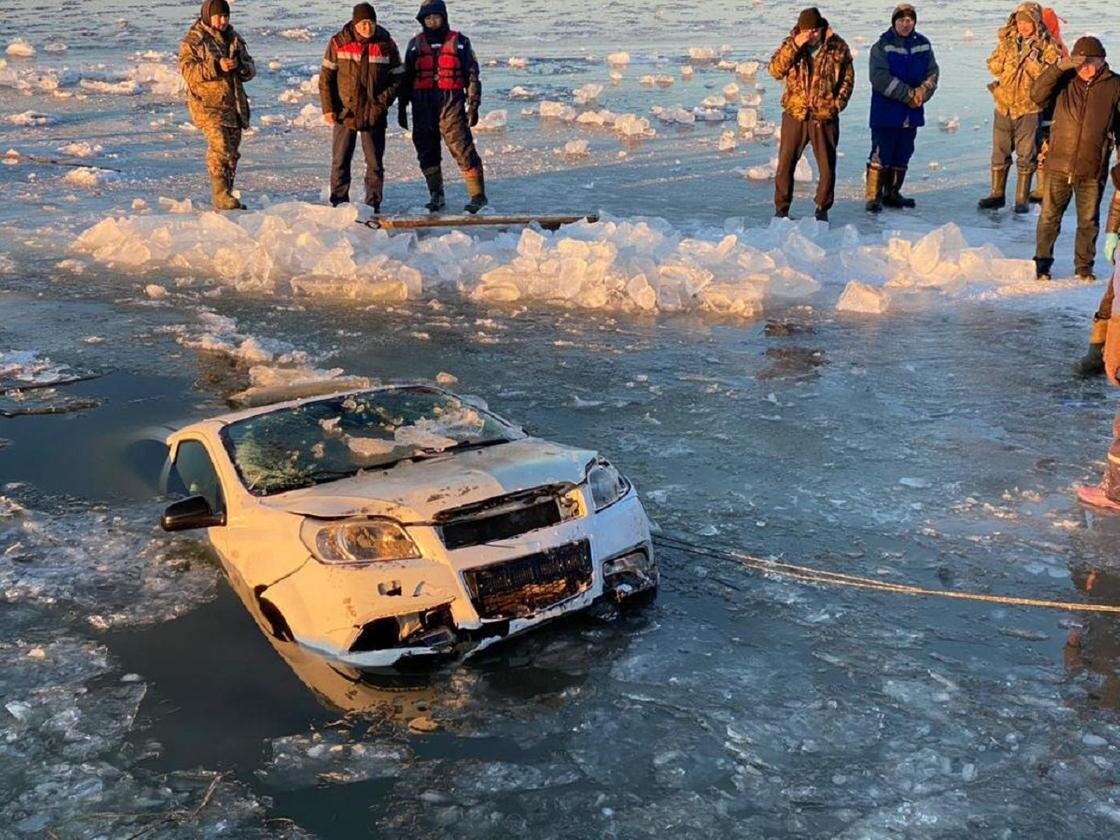    Автомобиль достают из реки:пресс-служба ДЧС Костанайской области