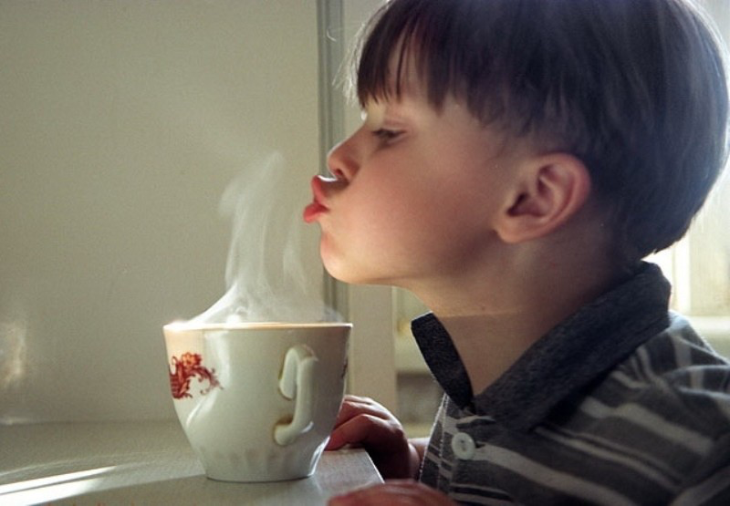 Пить и дуть. Мальчик пьет чай. Дуть на воду. Дует на чай. Дует на горячий чай.