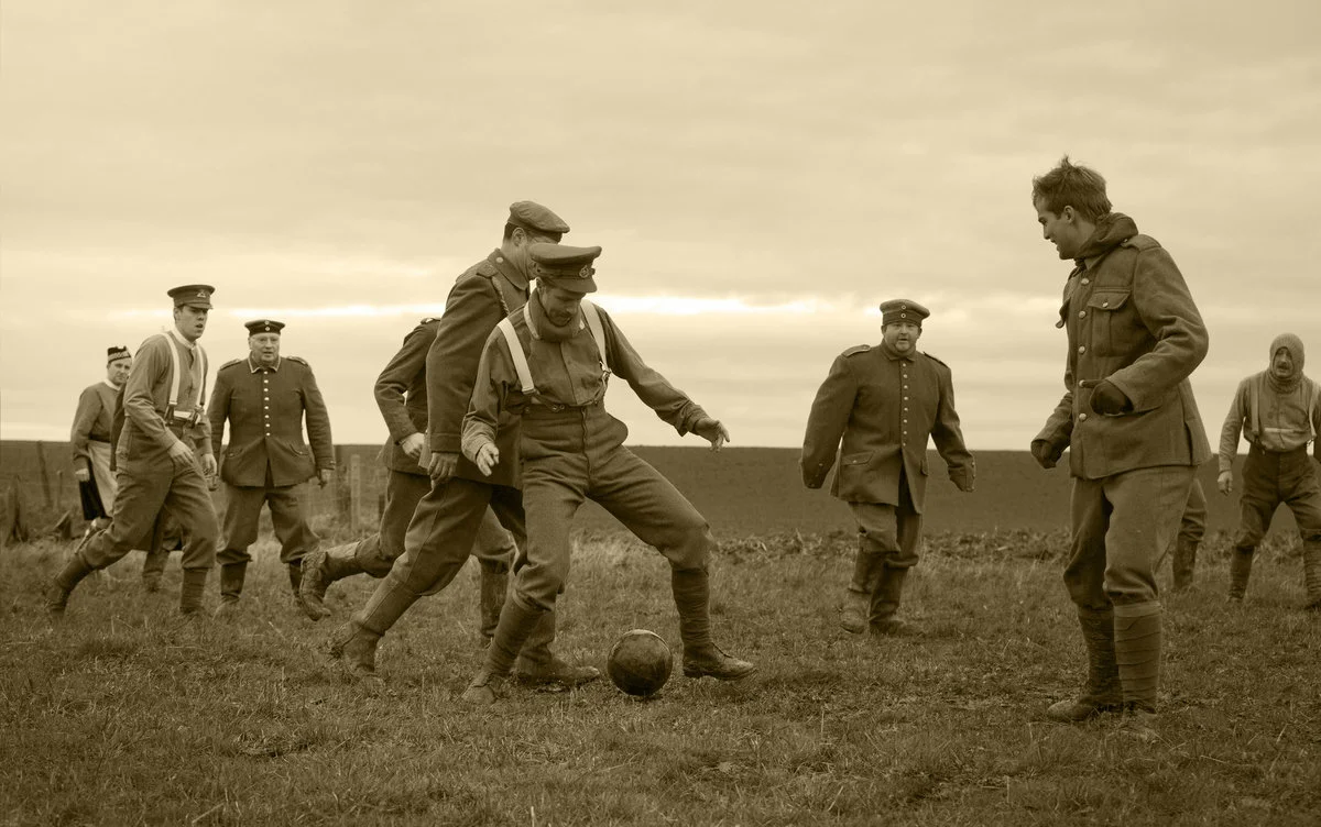 Французы это немцы. Рождественское перемирие 1914 года. Рождественское перемирие 1914 футбол. Рождественское братание 1914. Рождественское перемирие 1914 на Восточном фронте.